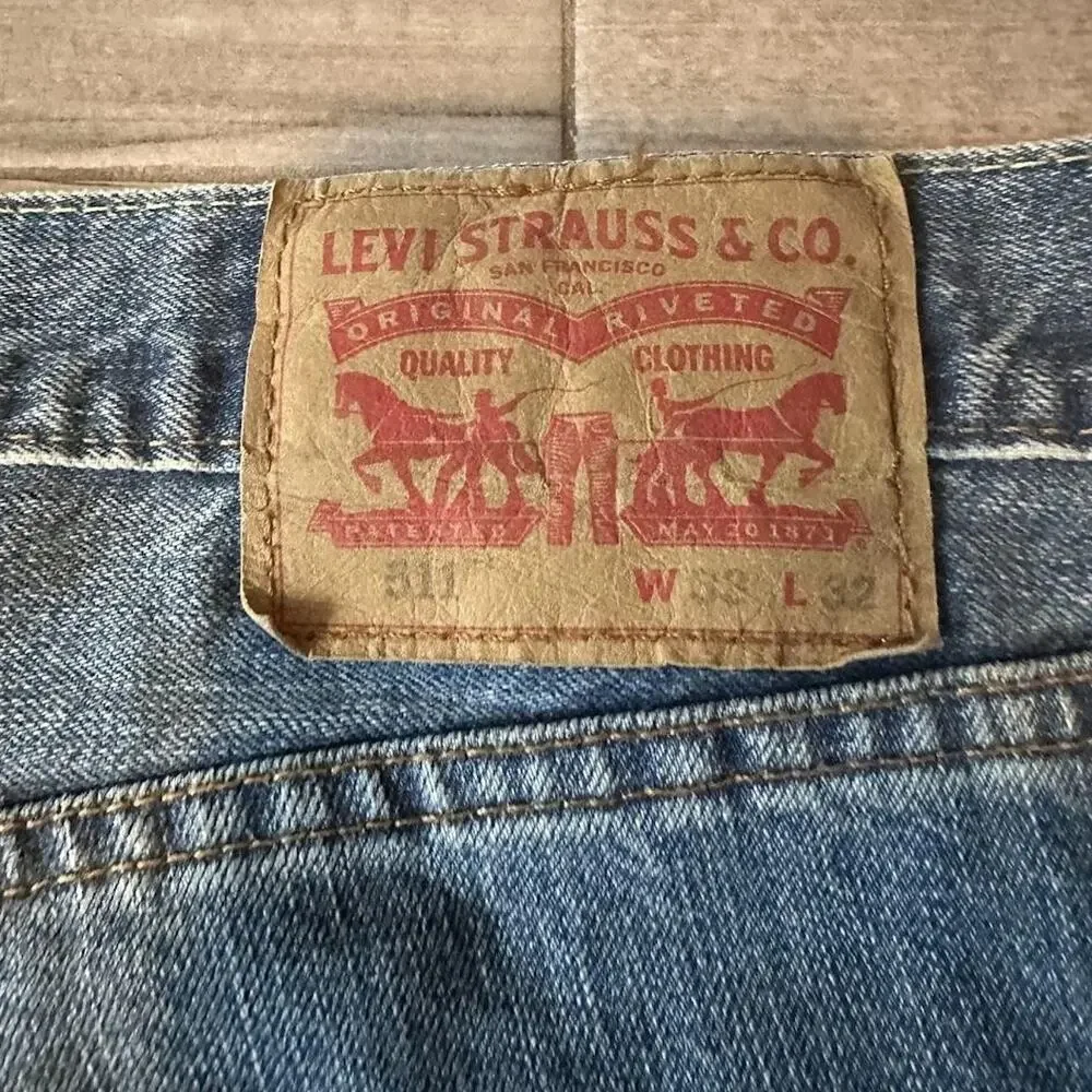 Levi's Distressed Jeans Mens Size 33x32 Blue Medium Wash Straight Leg Denim
